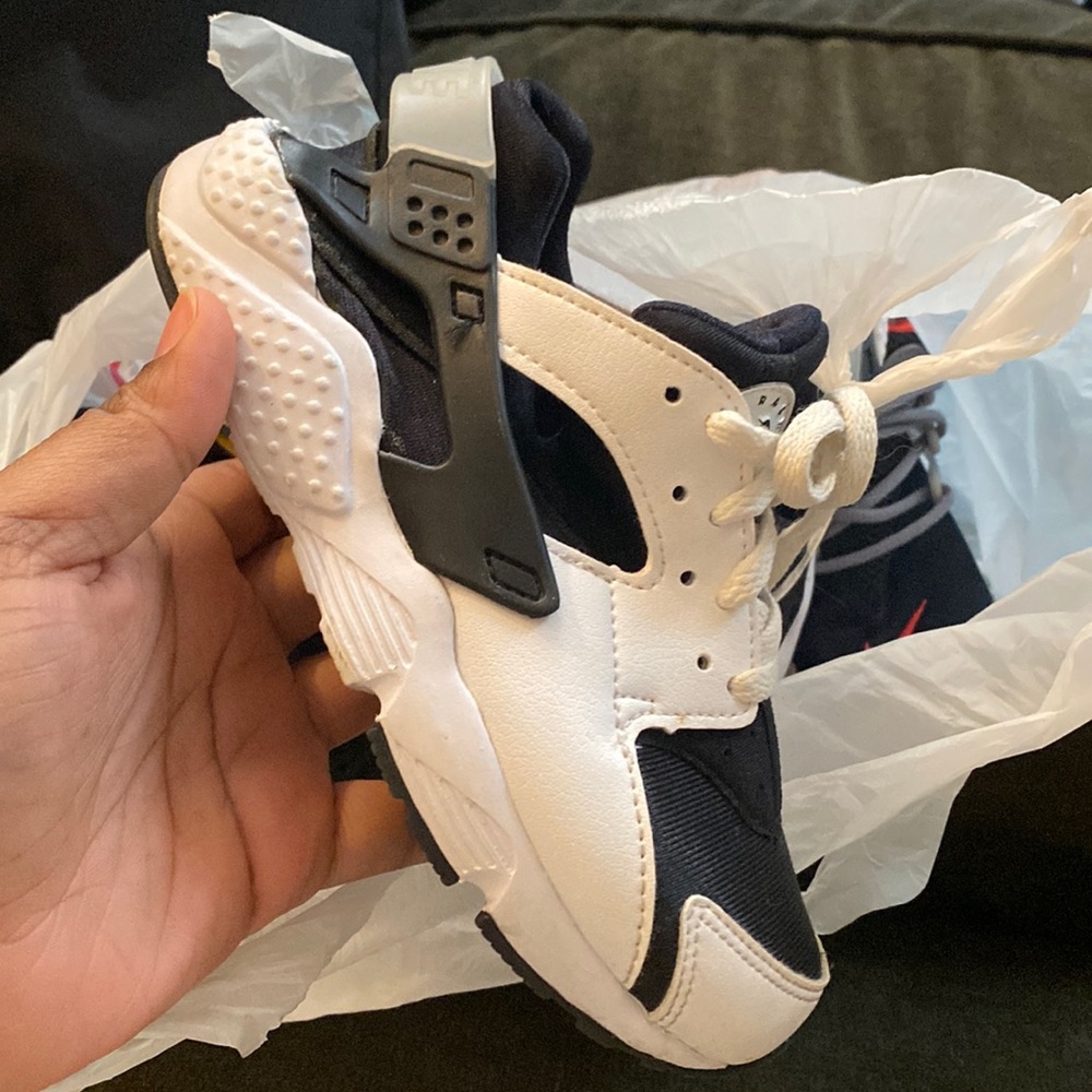 Black/white nike huarache kids size 13c